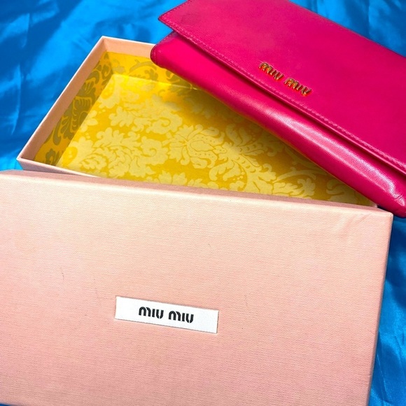 Miu Miu Pink Leather Clutch Wallet with Gold Logo Amaze-zing - Picture 13 of 13